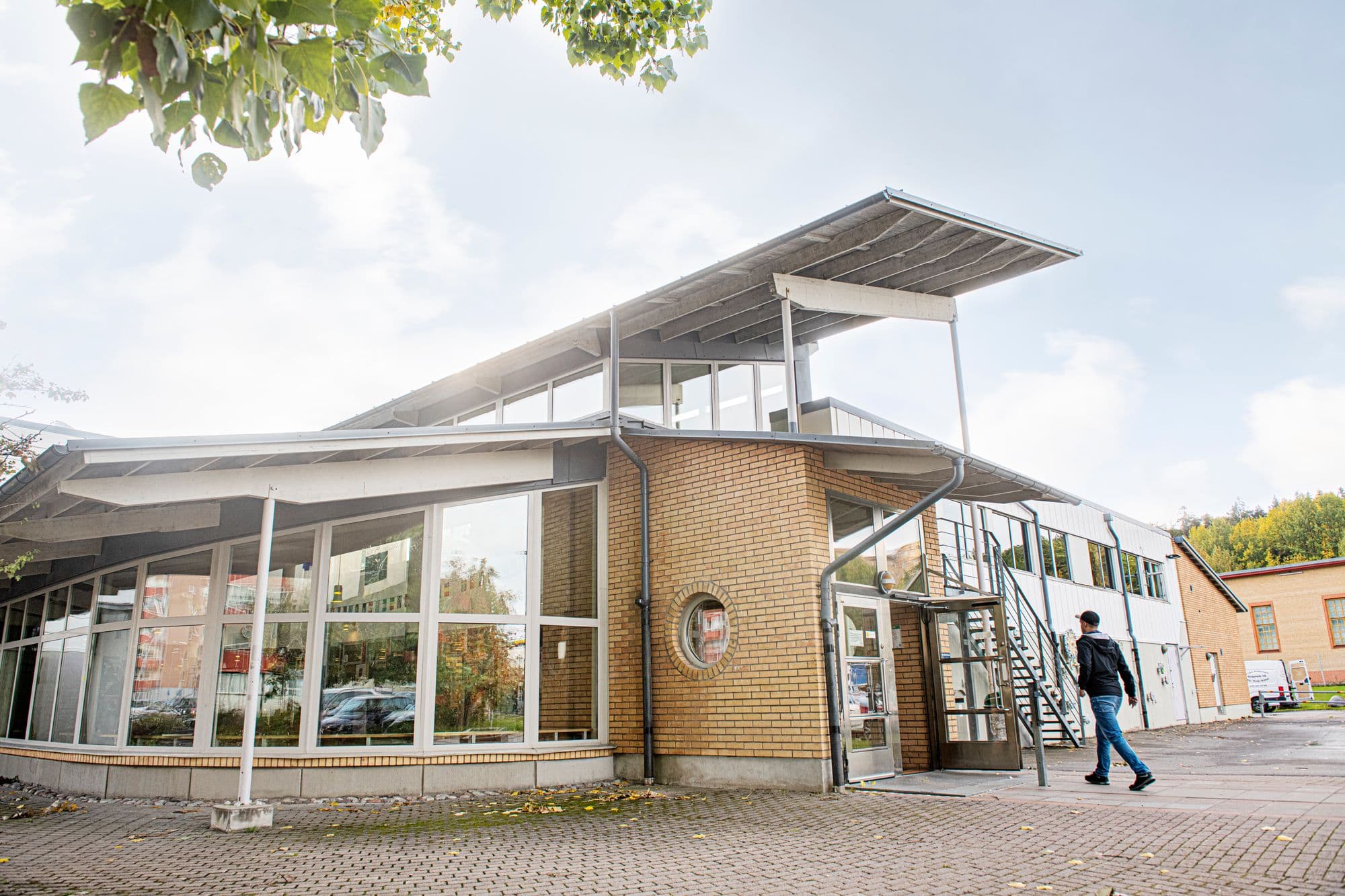 Entré S:t Botvids gymnasium. 