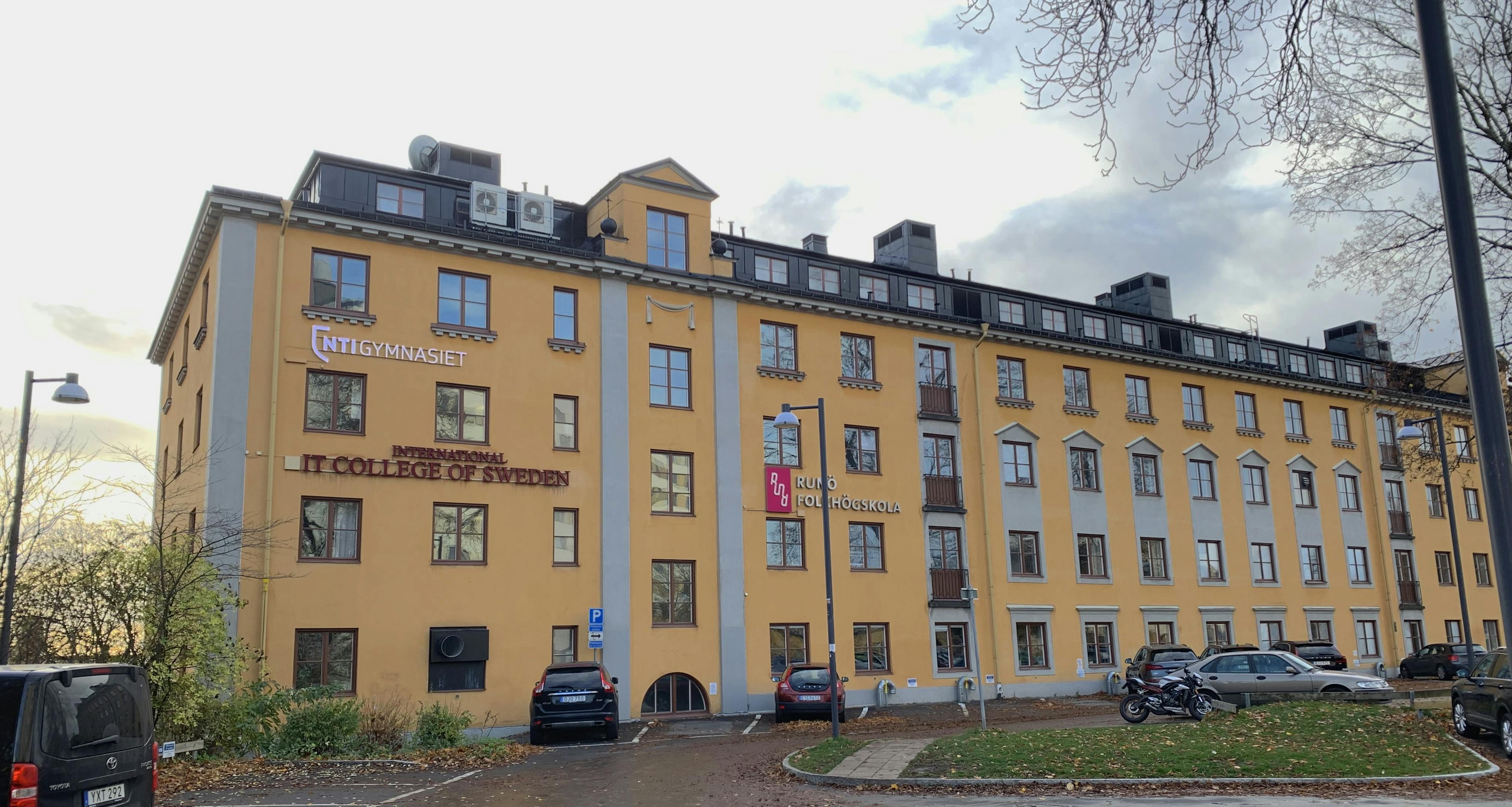  International IT College of Sweden (INIT College)s skolbyggnad från gården. 