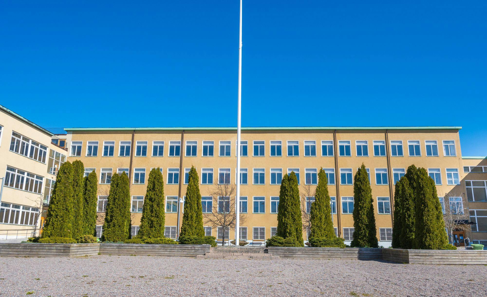 Bromma gymnasium Skolbyggnad från innergården.