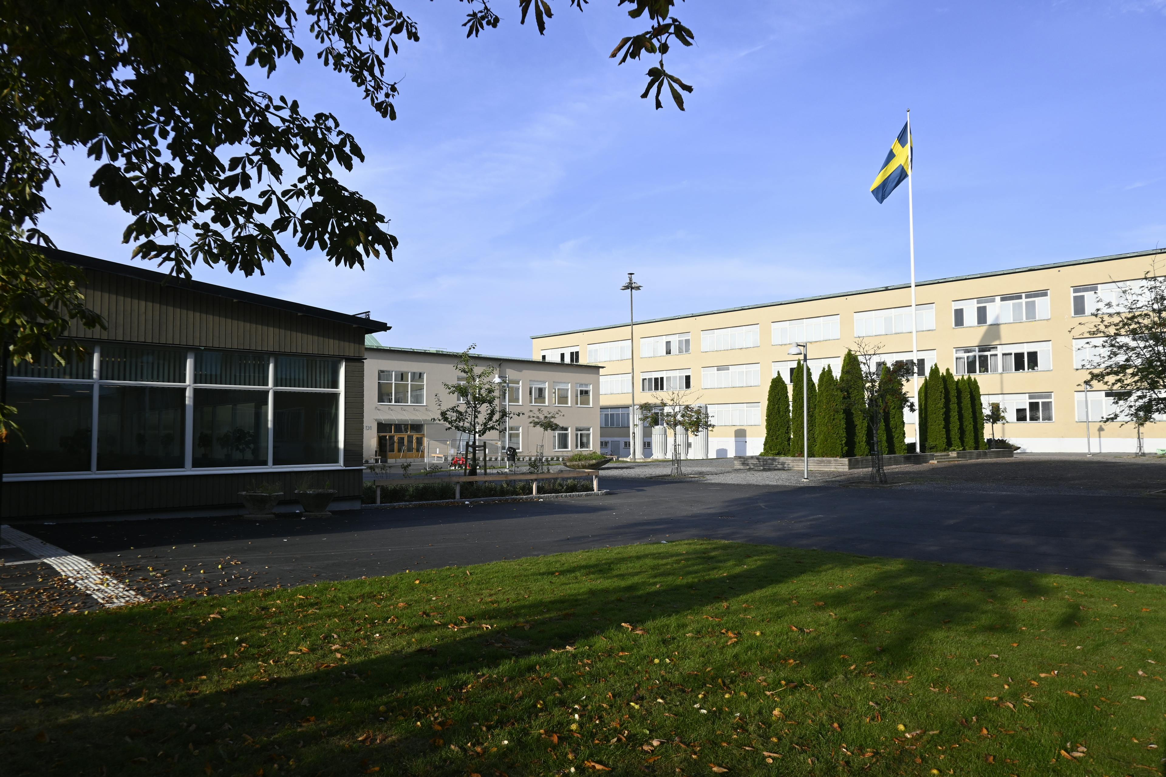 Bromma gymnasiums skolgård och skolbyggnad.