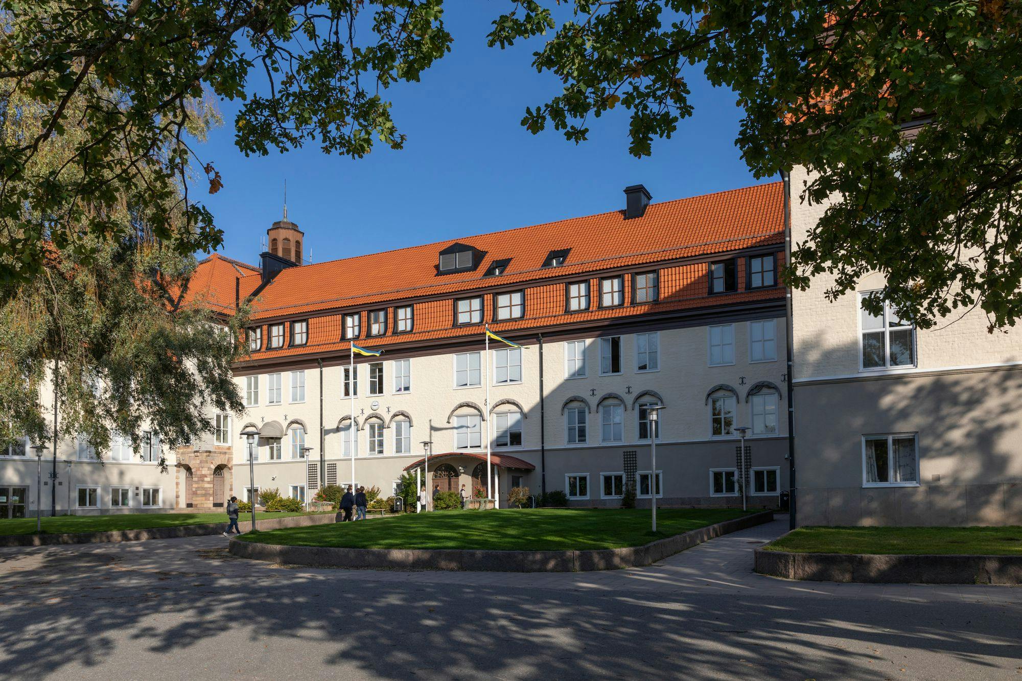 Huvudbyggnaden på Hersby Gymnasium. 
