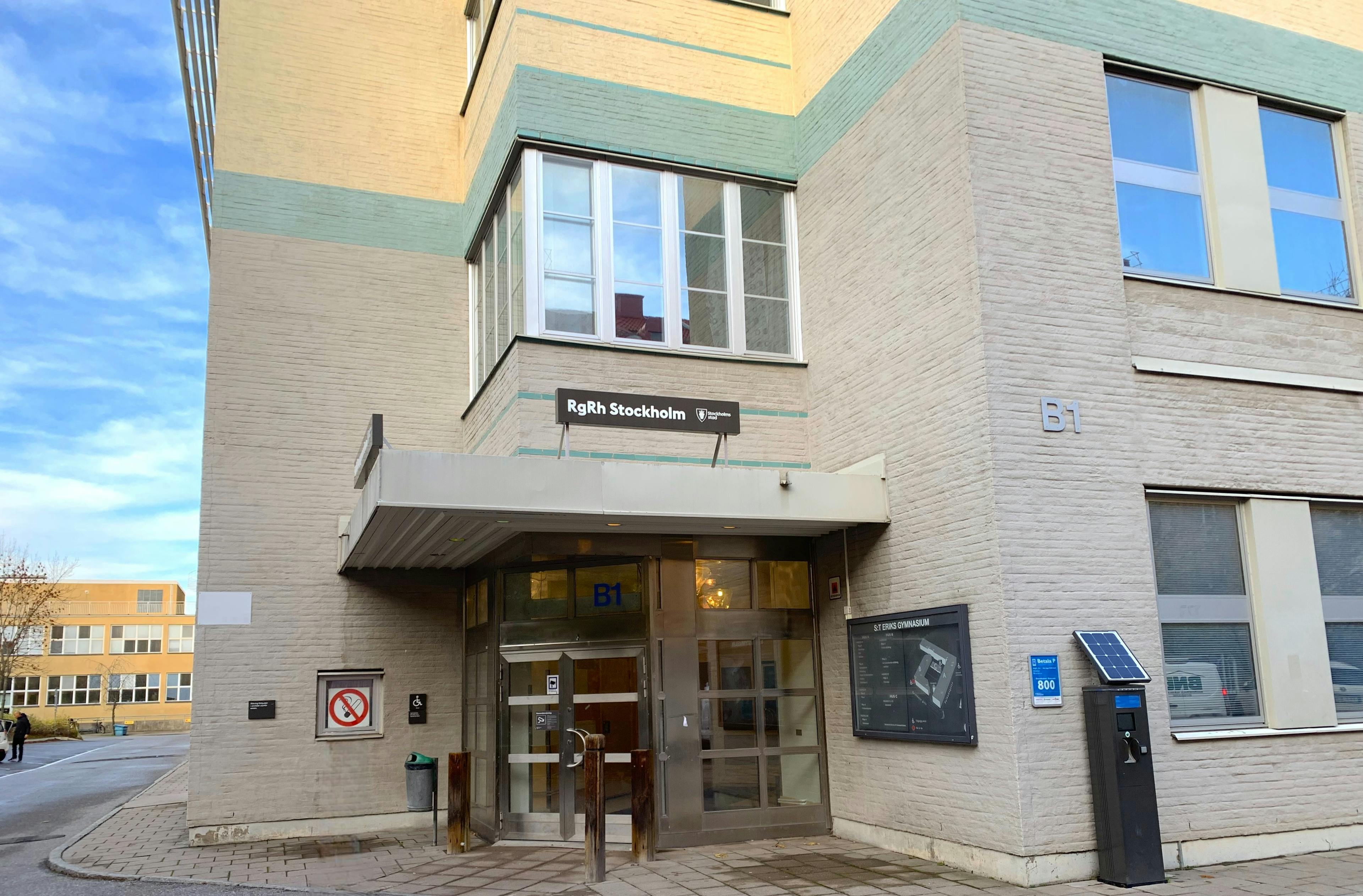 Ingången till RgRh gymnasium Stockholm. 